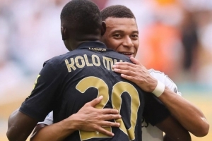 皇冠体育官网-姆巴佩社媒晒与穆阿尼拥抱照片：我的兄弟