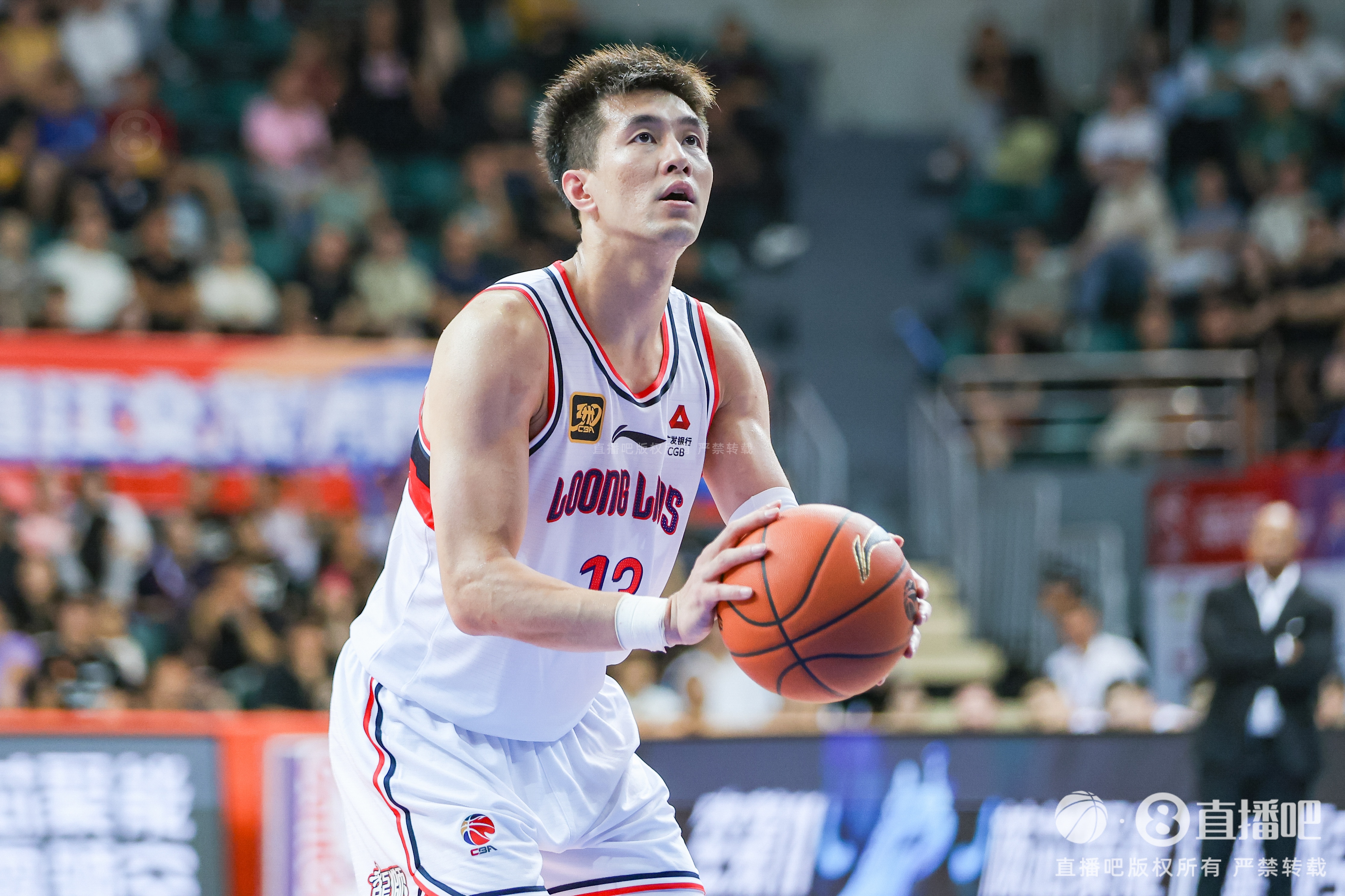 皇冠体育平台-进攻端还是有两把刷子！郭艾伦半场7分钟连续秀操作 拿到7分2板